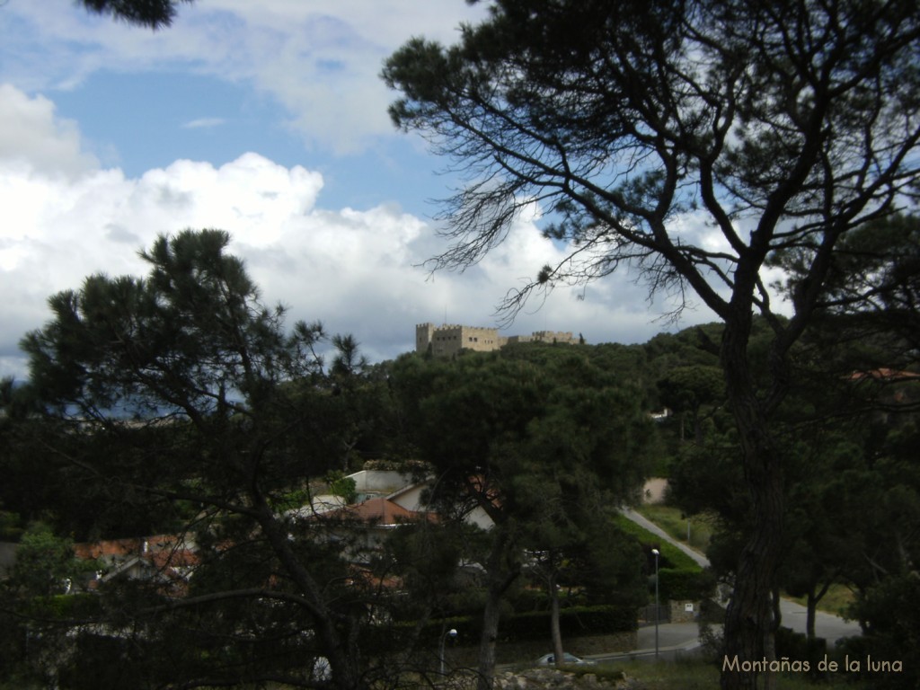 Atrás queda el castillo de La Roca del Vallés